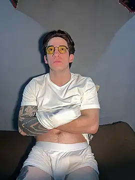 Snapshot of AteneoJr chatting on 03/29/26, 02:11 AteneoJr online show from 03/29/26, 02:11