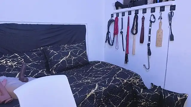 elowen halley1 online show from 11/08/25, 09:57