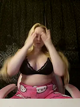 Snapshot of EmilyAngelUK chatting on 11/16/25, 10:48 EmilyAngelUK online show from 11/16/25, 10:48