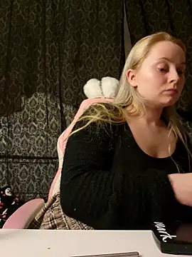 Snapshot of EmilyAngelUK chatting on 12/05/25, 01:47 EmilyAngelUK online show from 12/05/25, 01:47