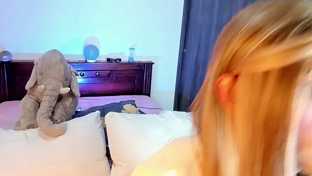 Snapshot of Flora_Minx chatting on 11/22/25, 06:45 Flora Minx online show from 11/22/25, 06:45