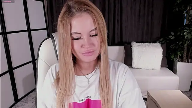 Snapshot of LikaFoxie chatting on 09/24/25, 02:04 LikaFoxie online show from 09/24/25, 02:04