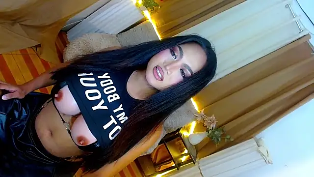 Snapshot of Lilly-lou chatting on 04/13/26, 05:07 Lilly-lou online show from 04/13/26, 05:07