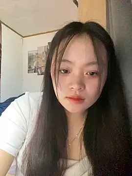 Snapshot of Julia-Elsa chatting on 10/28/25, 04:27 Julia-Elsa online show from 10/28/25, 04:27