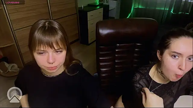 Snapshot of xxx_sandra_ chatting on 10/10/25, 12:59 xxx sandra  online show from 10/10/25, 12:59