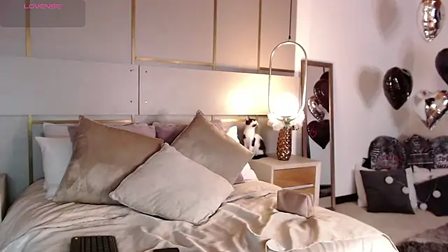 Lina Montclair online show from 10/10/25, 10:20