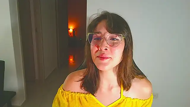 Snapshot of Yulienneg chatting on 04/14/26, 12:49 Yulienneg online show from 04/14/26, 12:49