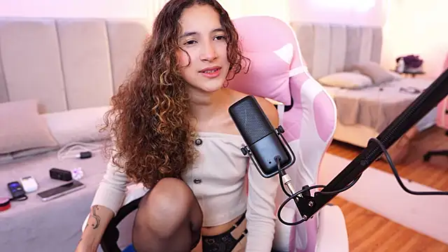 Snapshot of pinkloly chatting on 09/25/25, 07:06 pinkloly online show from 09/25/25, 07:06