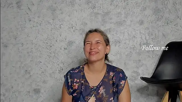 Snapshot of marly_charm_ chatting on 12/17/25, 01:55 marly charm online show from 12/17/25, 01:55