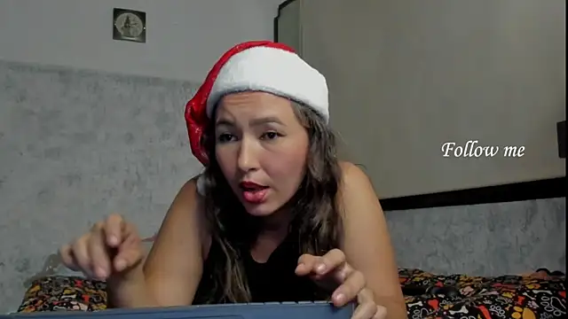 Snapshot of marly_charm_ chatting on 12/18/25, 01:11 marly charm online show from 12/18/25, 01:11