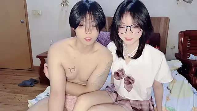 Snapshot of Crush-1 chatting on 10/03/25, 04:48 Crush-1 online show from 10/03/25, 04:48