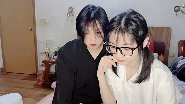 Snapshot of Crush-1 chatting on 11/19/25, 04:51 Crush-1 online show from 11/19/25, 04:51