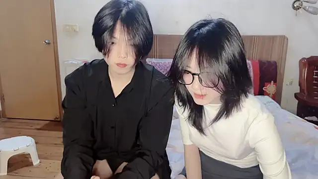 Snapshot of Crush-1 chatting on 12/14/25, 03:17 Crush-1 online show from 12/14/25, 03:17