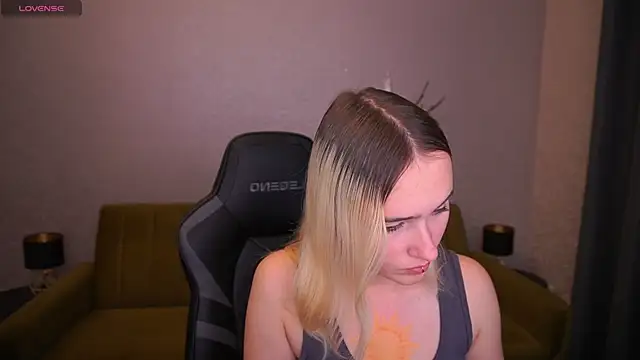 LilElfie online show from 11/08/25, 02:28