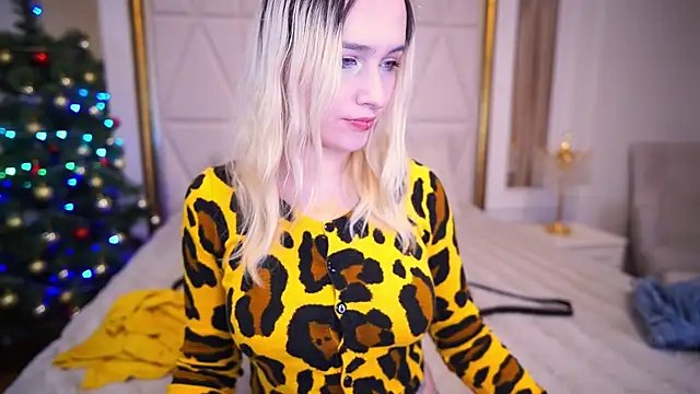 LilElfie online show from 12/22/25, 09:23