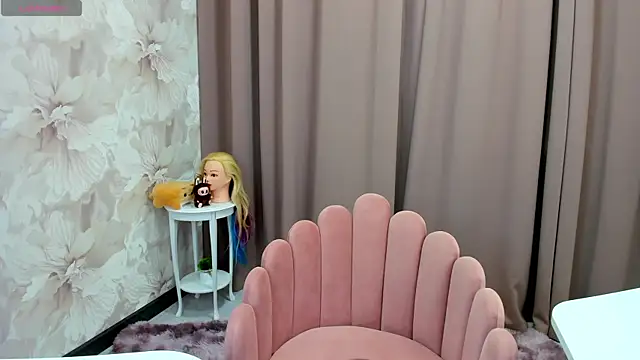 Snapshot of cute_luucy chatting on 10/15/25, 02:55 cute luucy online show from 10/15/25, 02:55