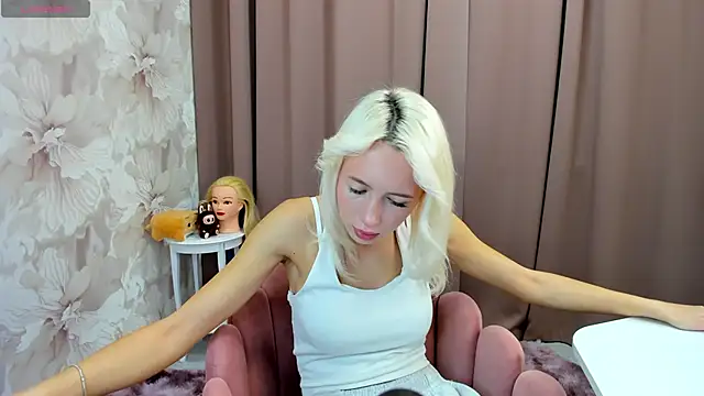 Snapshot of cute_luucy chatting on 10/17/25, 03:20 cute luucy online show from 10/17/25, 03:20