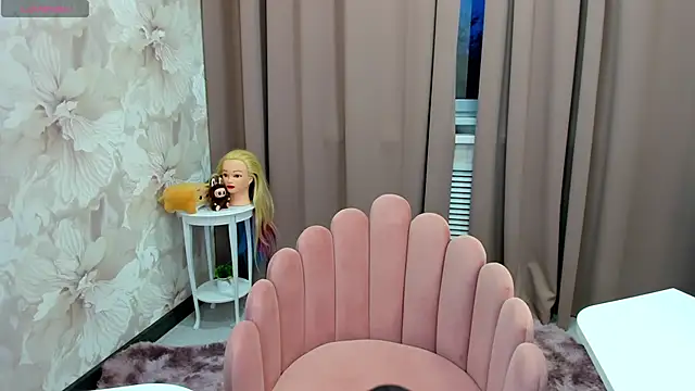 Snapshot of cute_luucy chatting on 10/21/25, 03:18 cute luucy online show from 10/21/25, 03:18