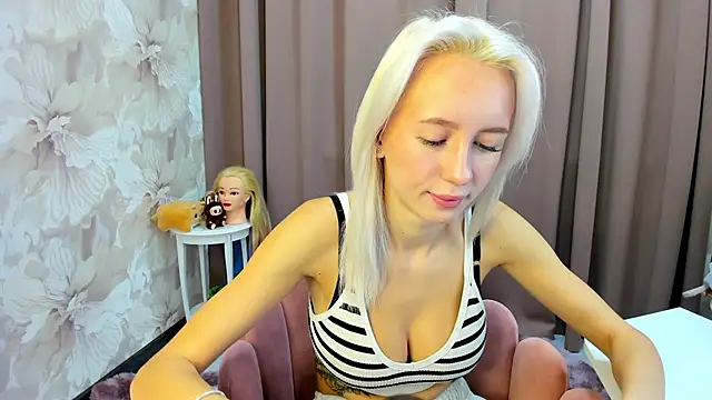 Snapshot of cute_luucy chatting on 10/23/25, 02:33 cute luucy online show from 10/23/25, 02:33