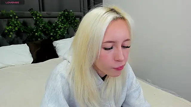 Snapshot of cute_luucy chatting on 11/18/25, 01:44 cute luucy online show from 11/18/25, 01:44