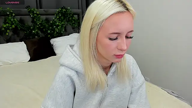 Snapshot of cute_luucy chatting on 11/19/25, 02:44 cute luucy online show from 11/19/25, 02:44