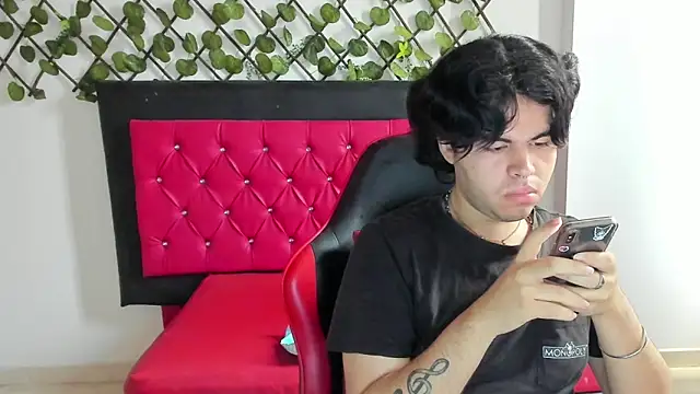 Snapshot of Lady_Evelynn chatting on 10/15/25, 05:13 Lady Evelynn online show from 10/15/25, 05:13