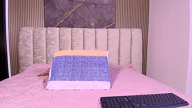 valecastro  online show from 12/02/25, 07:20