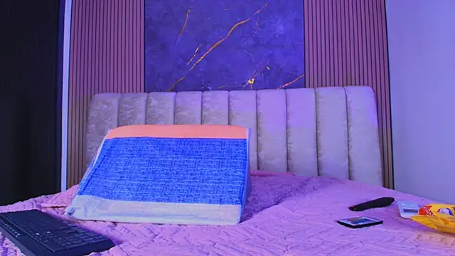 valecastro  online show from 12/04/25, 07:11