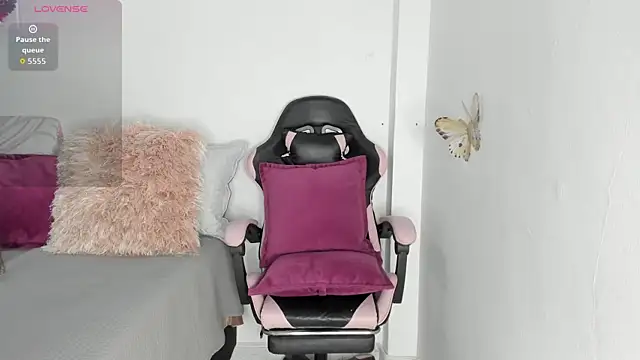 Snapshot of mari-ross chatting on 04/10/26, 02:06 mari-ross online show from 04/10/26, 02:06