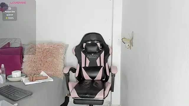 Snapshot of mari-ross chatting on 04/12/26, 02:05 mari-ross online show from 04/12/26, 02:05