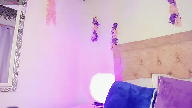 Snapshot of kendra_smiitch chatting on 10/25/25, 04:31 kendra smiitch online show from 10/25/25, 04:31