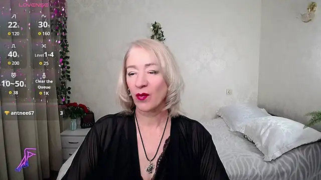 hunters woman online show from 11/24/25, 02:06