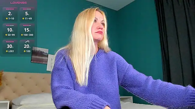 Snapshot of KiraSun chatting on 10/12/25, 01:04 KiraSun online show from 10/12/25, 01:04