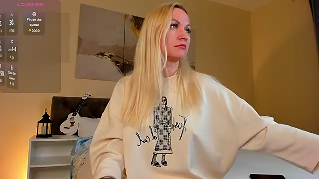 Snapshot of KiraSun chatting on 10/16/25, 12:06 KiraSun online show from 10/16/25, 12:06