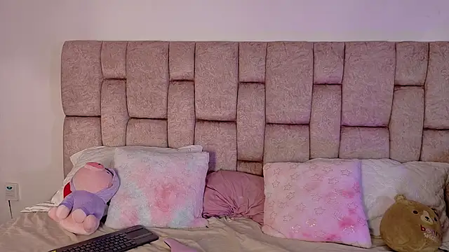 LolaYun online show from 09/23/25, 12:19