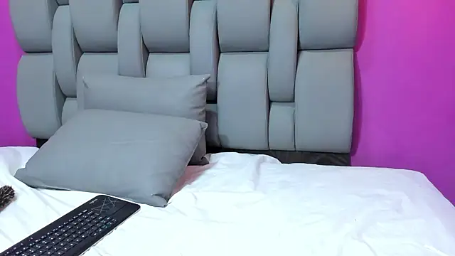 Taniabenelli online show from 10/24/25, 04:09