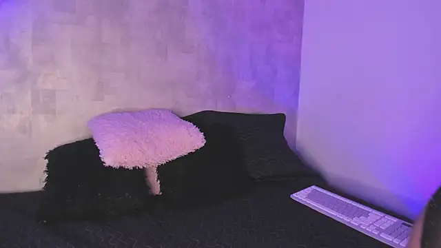 Snapshot of Becky_G chatting on 12/19/25, 09:00 Becky G online show from 12/19/25, 09:00