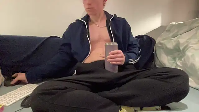 Snapshot of ee_000 chatting on 10/25/25, 05:30 ee 000 online show from 10/25/25, 05:30