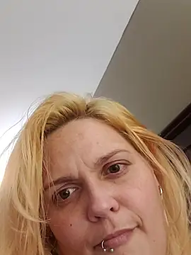 Snapshot of Jynxthefoxyfuck chatting on 11/10/25, 04:17 Jynxthefoxyfuck online show from 11/10/25, 04:17