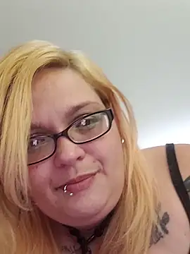 Snapshot of Jynxthefoxyfuck chatting on 11/11/25, 11:43 Jynxthefoxyfuck online show from 11/11/25, 11:43