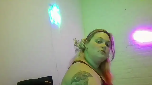 Snapshot of Jynxthefoxyfuck chatting on 12/14/25, 03:01 Jynxthefoxyfuck online show from 12/14/25, 03:01