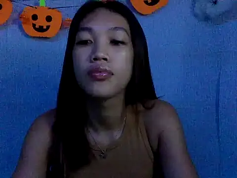 Snapshot of your_wifey chatting on 10/28/25, 03:43 your wifey online show from 10/28/25, 03:43