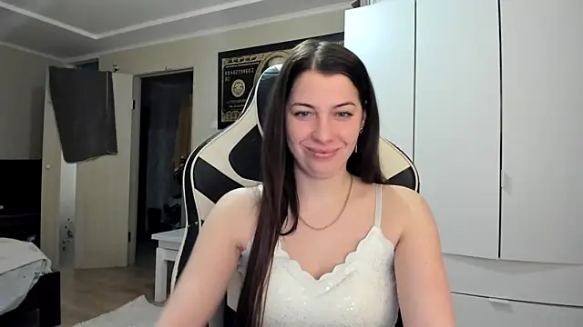 Snapshot of EmiLovsi chatting on 02/04/26, 05:41 EmiLovsi online show from 02/04/26, 05:41