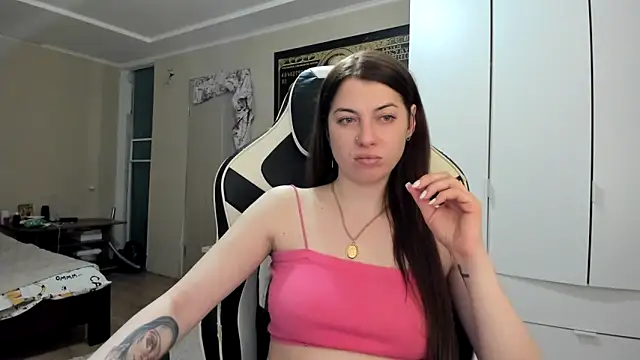 Snapshot of EmiLovsi chatting on 04/26/26, 07:44 EmiLovsi online show from 04/26/26, 07:44