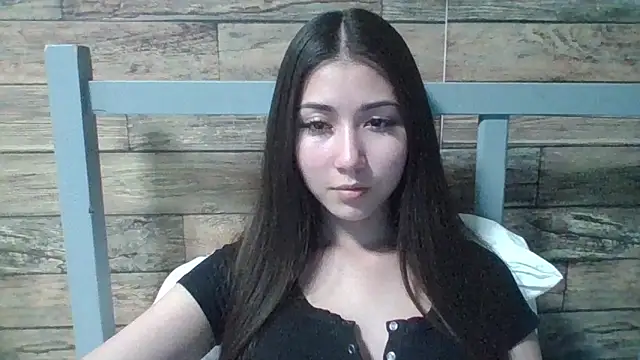 Snapshot of Virginia_Hicks chatting on 10/06/25, 06:05 Virginia Hicks online show from 10/06/25, 06:05