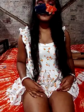 Snapshot of RAYI_Queen_4 chatting on 10/06/25, 06:38 RAYI Queen 4 online show from 10/06/25, 06:38