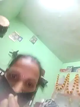 Snapshot of RAYI_Queen_4 chatting on 10/21/25, 05:24 RAYI Queen 4 online show from 10/21/25, 05:24