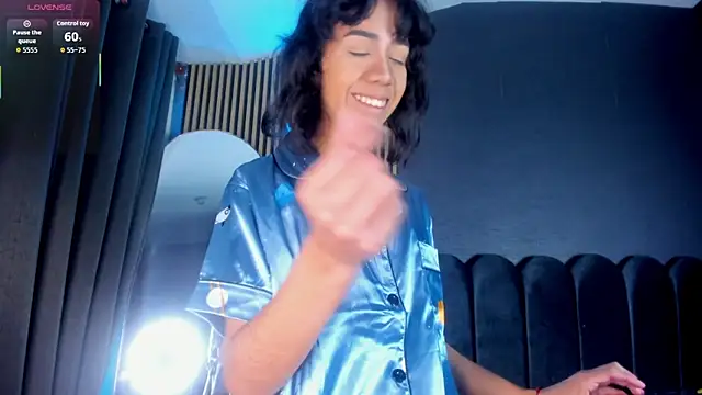 Snapshot of Gina_77 chatting on 11/20/25, 12:27 Gina 77 online show from 11/20/25, 12:27