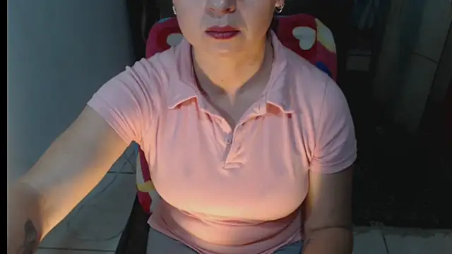 Snapshot of Milf_Valeria chatting on 12/16/25, 05:18 Milf Valeria online show from 12/16/25, 05:18