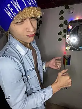 Snapshot of Bryan_ale22 chatting on 12/21/25, 08:10 Bryan ale22 online show from 12/21/25, 08:10